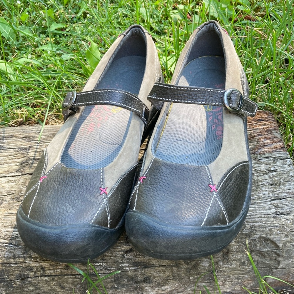 Keen Leather Upper Gray Comfort Shoes for Women - size 9